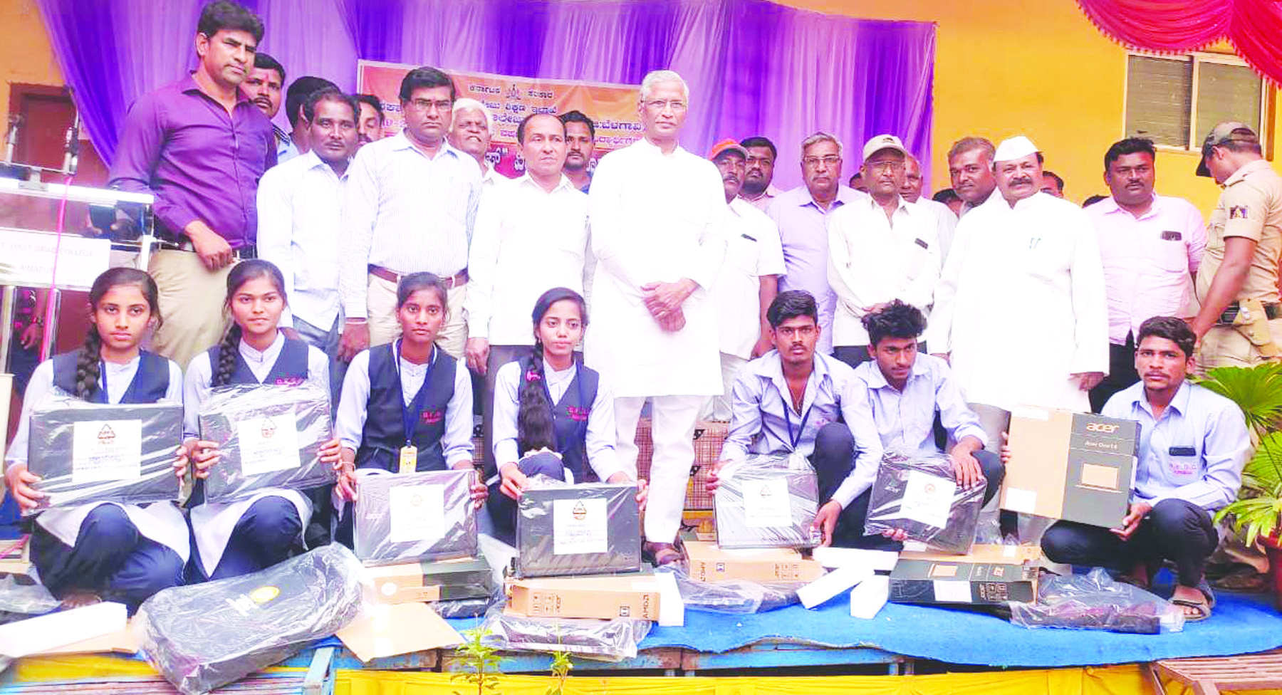 ವಿದ್ಯಾಥರ್ಿಗಳಿಗೆ ಉಚಿತವಾಗಿ ಲ್ಯಾಪಟಾಪ್ ವಿತರಣೆ 